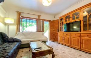 洛斯阿尔卡萨雷斯2 Bedroom Amazing Home In Los Alczares的带沙发和电视的客厅