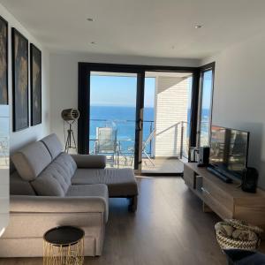 兰卡Apartment SEA VIEW的带沙发的客厅,享有海景