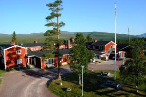 格勒韦尔申STF Grövelsjön Fjällstation & Hotell的享有小镇的空中景致,设有房屋