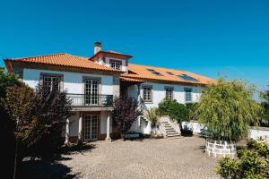 阿马马尔Feel Discovery Casa Da Capela Douro Valley Armamar的一座大型白色房屋,设有红色屋顶