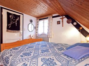 UrbergKomfortable Ferienwohnung im Schwarzwald的卧室配有蓝色和白色的床和窗户。