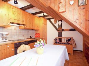 UrbergKomfortable Ferienwohnung im Schwarzwald的厨房配有木制橱柜和鲜花桌