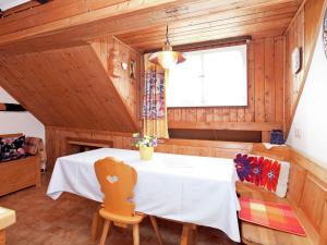 UrbergKomfortable Ferienwohnung im Schwarzwald的一间带桌椅的用餐室