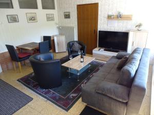 WehrHoliday apartment near the Moselle with terrace的客厅配有沙发和桌子