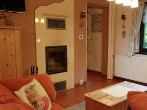 WintersteinAttractive Holiday home in Waltershausen with Fireplace的带沙发和壁炉的客厅