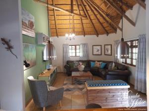 哈博罗内Moritshane estate的客厅配有沙发和桌子