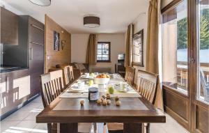 莱热Les Fermes miguy的用餐室配有长木桌子和椅子