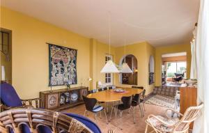 马贝拉El Peascal的用餐室以及带桌椅的起居室。