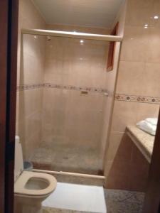 里约热内卢Magnus Norte Hotel (Adult Only)的带淋浴和卫生间的浴室