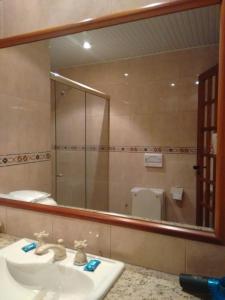 里约热内卢Magnus Norte Hotel (Adult Only)的一间带水槽和大镜子的浴室