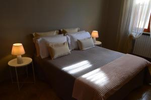 比萨Omodarme52的一间卧室配有一张大床和两盏灯