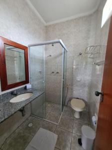 乌巴图巴Pousada Porto do Itagua的带淋浴、卫生间和盥洗盆的浴室