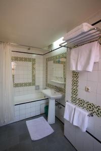 马拉喀什塔奇法恩酒店的浴室配有盥洗盆、镜子和浴缸