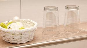 普夫龙滕Pension Alpenblick的装有两瓶玻璃罐子和一篮鸡蛋的柜台