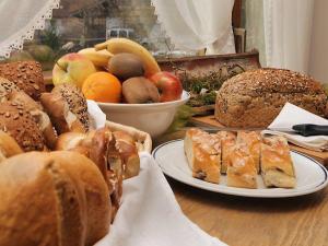 普夫龙滕Pension Alpenblick的桌子上放有面包和水果盘