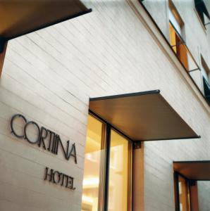 慕尼黑科尔提娜酒店的一座标有酒店标志的建筑