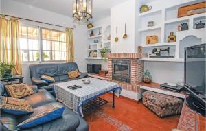米哈斯Nice Home In Mijas Pueblo With Kitchen的带沙发和壁炉的客厅