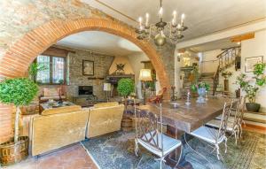 MolinelliAntico Pod, Querceto的厨房以及带砖墙的用餐室。