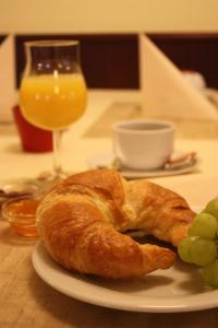 比勒费尔德塞纳图酒店的桌子上放着牛角面包和葡萄的盘子