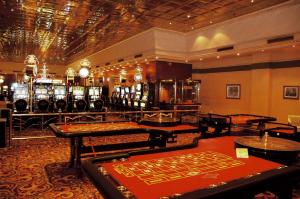 梅塞德斯镇梅赛德斯史诗酒店的赌场内的扑克室,配有桌子和机器
