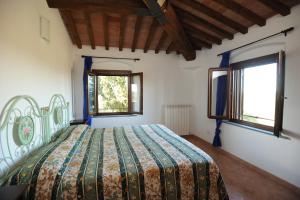 帕拉伊阿Fattoria Casanova的一间卧室设有一张床和两个窗户。