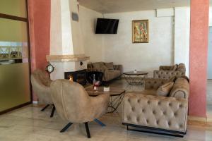 奥格尼亚诺沃Hotel Paradise的带沙发、桌子和壁炉的客厅