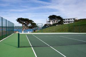 Burgh Island Hotel内部或周边的网球和/或壁球设施