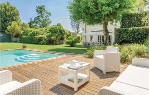 Sant' Alessio贝格尼度假屋的后院设有带椅子和桌子的游泳池