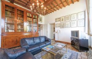 Sant' Alessio贝格尼度假屋的客厅配有真皮沙发和电视