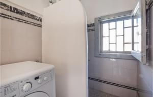 格拉维纳普利亚Gorgeous Apartment In Gravina In Puglia -ba- With Kitchen的带窗户的浴室内的洗衣机