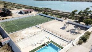 法鲁Herdade dos Salgados do Fialho的享有游泳池和网球场的空中景致
