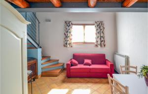 ArtogneLa Gallina的客厅设有红色的沙发和窗户。