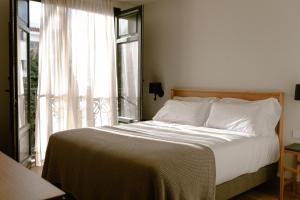 EsteponaHotel Estepona Plaza的一间卧室设有一张大床和窗户