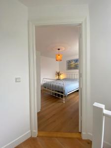 诺德韦克Fijn guesthouse的一间白色客房内的床铺卧室