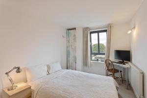 Breathtaking 2 Bedroom Apartment with Balcony near Stoke Newington客房内的一张或多张床位