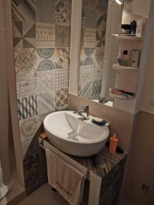 滨海波利尼亚诺小巢度假屋的一间带水槽和镜子的浴室