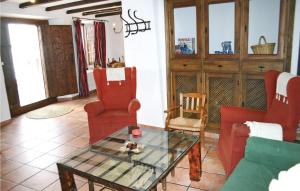 蒙特哈克西班牙蒙特哈克24度假屋的客厅配有红色椅子和玻璃桌
