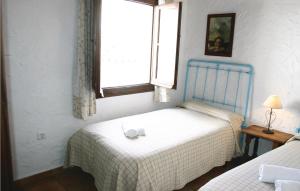 蒙特哈克西班牙蒙特哈克24度假屋的一间小卧室,配有两张床和窗户