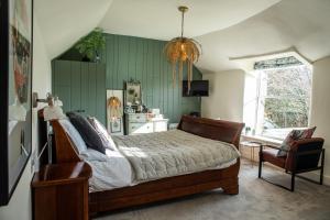 水上伯顿Halford House - Adults Only的一间卧室配有一张带绿色墙壁的床