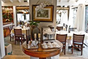雅库廷加Pousada e Restaurante Caminhos do Bom Café的餐厅配有桌子和咖啡壶