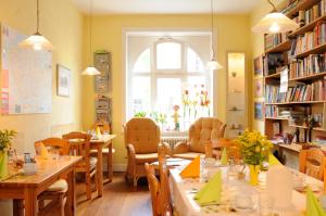 吕贝克祖珥阿尔滕斯塔德莫尔酒店的餐厅设有桌椅和窗户。