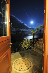 桑加拉达麦森塔酒店的开放式门,晚上可欣赏到海景