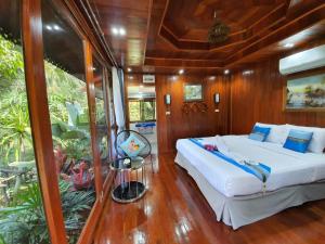 夜功府บ้านสวนในฝัน-ตลาดน้ำท่าคา的船上的卧室