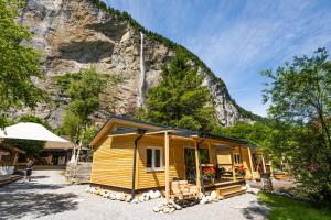 劳特布龙嫩Camping Jungfrau的山前的小房子