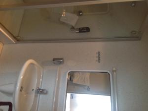 克雷姆林根温伯格酒店的一间带水槽和镜子的浴室