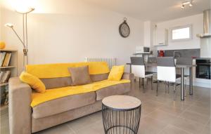 阿雅克修Stunning Apartment In Ajaccio With Wifi的一间带黄色沙发的客厅和一间厨房