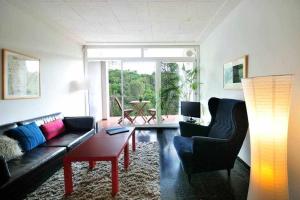 赫罗纳圣丹尼尔公寓的客厅配有沙发、椅子和桌子