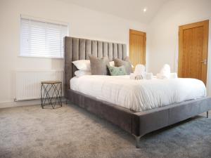 阿尔弗斯顿Eagles Cottage, Ulverston - Lake District的卧室配有一张带白色床单和枕头的大床。