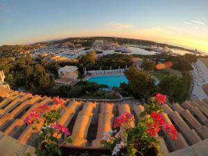 切尔沃港斯皮纳里酒店的享有带游泳池和鲜花的度假村的空中景致
