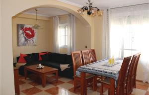 洛斯杜尔斯Stunning Home In Orihuela Costa With 2 Bedrooms, Wifi And Outdoor Swimming Pool的客厅配有桌子和沙发